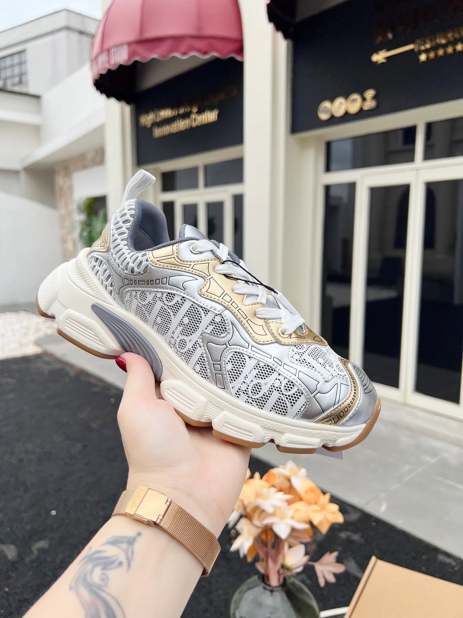 👟👟Ex-factory price 600👟👟 High version couple model🍸 Dior Dior | 2024 ˢˢDilraba, many stars have the same style. L’s 2024 spring and summer new products. The latest popular Chrono series, thick-soled mesh color-blocking running shoes, dad shoes, casual sports shoes series〰 Original purchase, development and production👍🏻This Dior Chrono sneaker is made of white and black mesh fabric with leather effect panels. The CD logo on both sides, the star patch on the tongue and the Dior logo on the heel, many details highlight the style. The two-tone laces, lightweight sole and star embellishment allow for a casual look all year round, complementing a variety of casual or elegant pieces. ♺Upper: Original imported first-layer cowhide + mesh ♺Inner lining: Original customized breathable lining ♺Outsole: Original molded EVA super light and super soft outsole ♺Heel height: 4.5cm ♺Size: Female 35-41 Male 39-45 (Female 40.41 Male 45 customized)